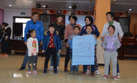150413成长路上有风雨，我们携手快乐前行977.jpg